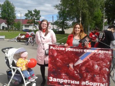 volosovo2014 - Женщина, которую отговорили от аборта, пришла с дочерью на пикет в Волосово